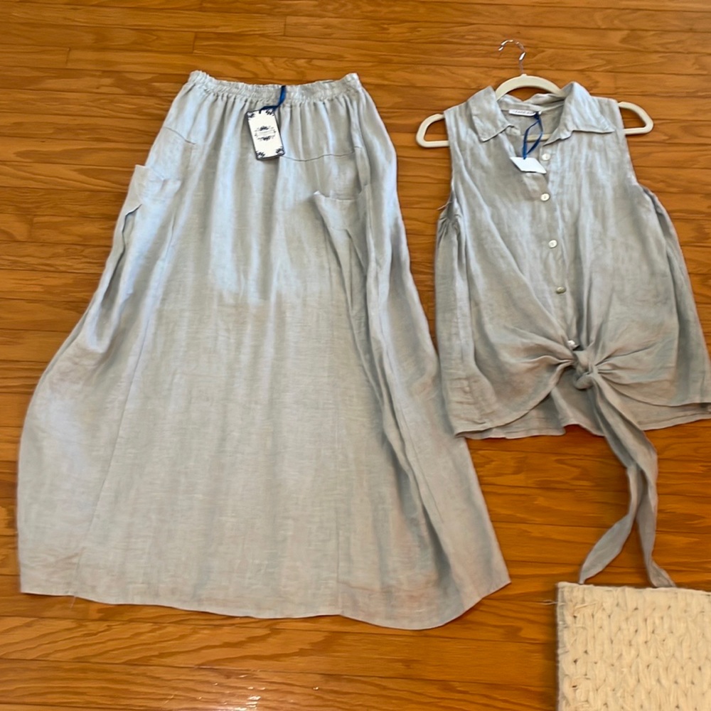 New tie frnt top w/matching skirt. Skt 38in long w/front pockets, top 26in long